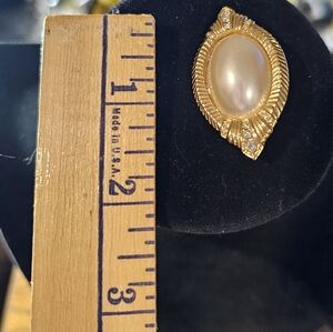 Vintage goldtone brooch w/ rhinestones